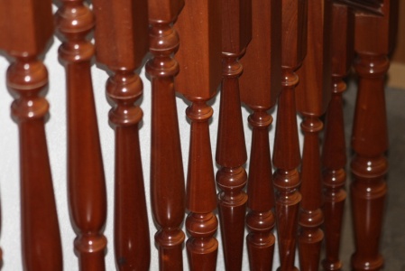 Fabricación y montaje de barandas para escaleras en Suritama