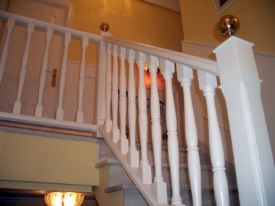 Fabricación y montaje de barandas para escaleras en Suritama