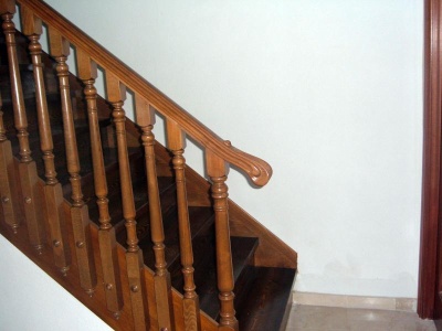 Fabricación y montaje de barandas para escaleras en Suritama