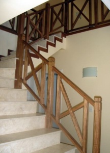 Fabricación y montaje de barandas para escaleras en Suritama