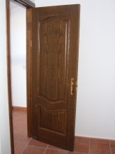 Fabricación e instalación de puertas interiores en Suritama