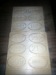 Letreros de madera en Suritama